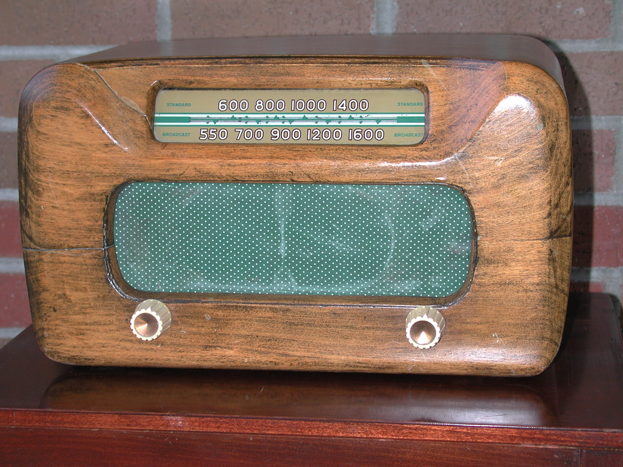 image of radio from mid 1950s
